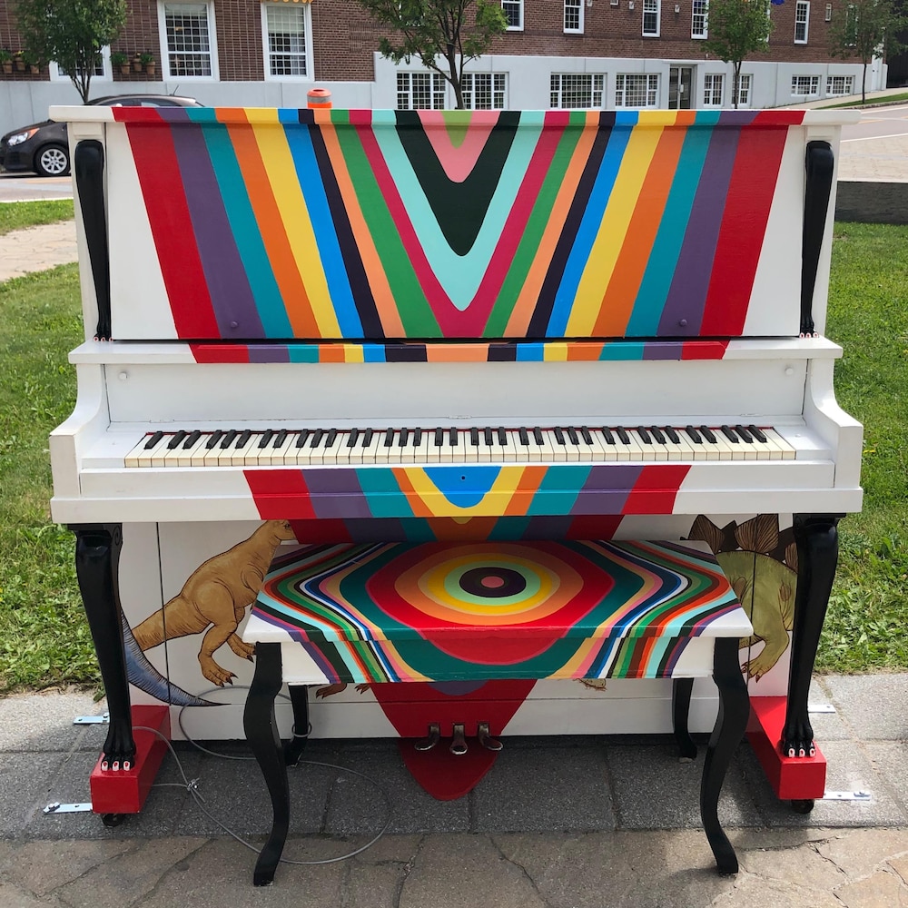 Un piano droit avec de nombreux motifs colorés.