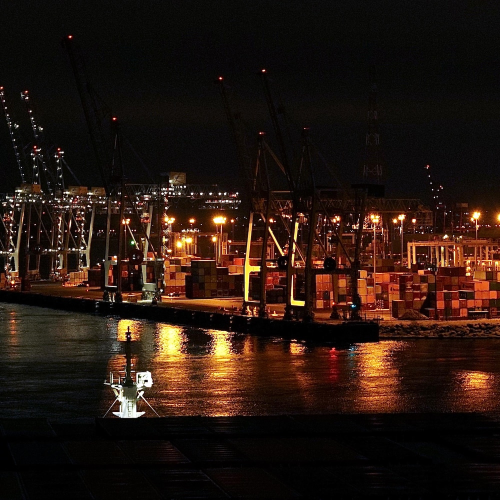 Un port avec des conteneurs la nuit.