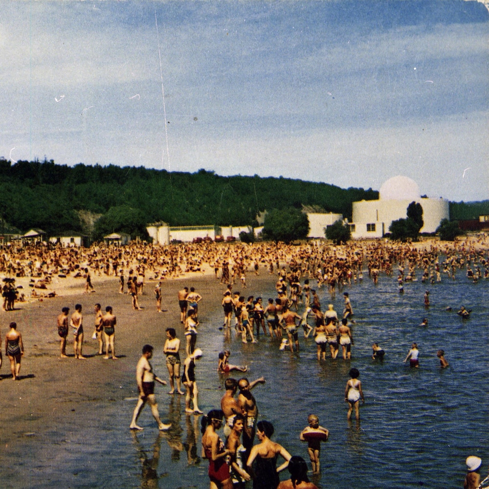 Baigneurs sous le soleil dans les années 1960