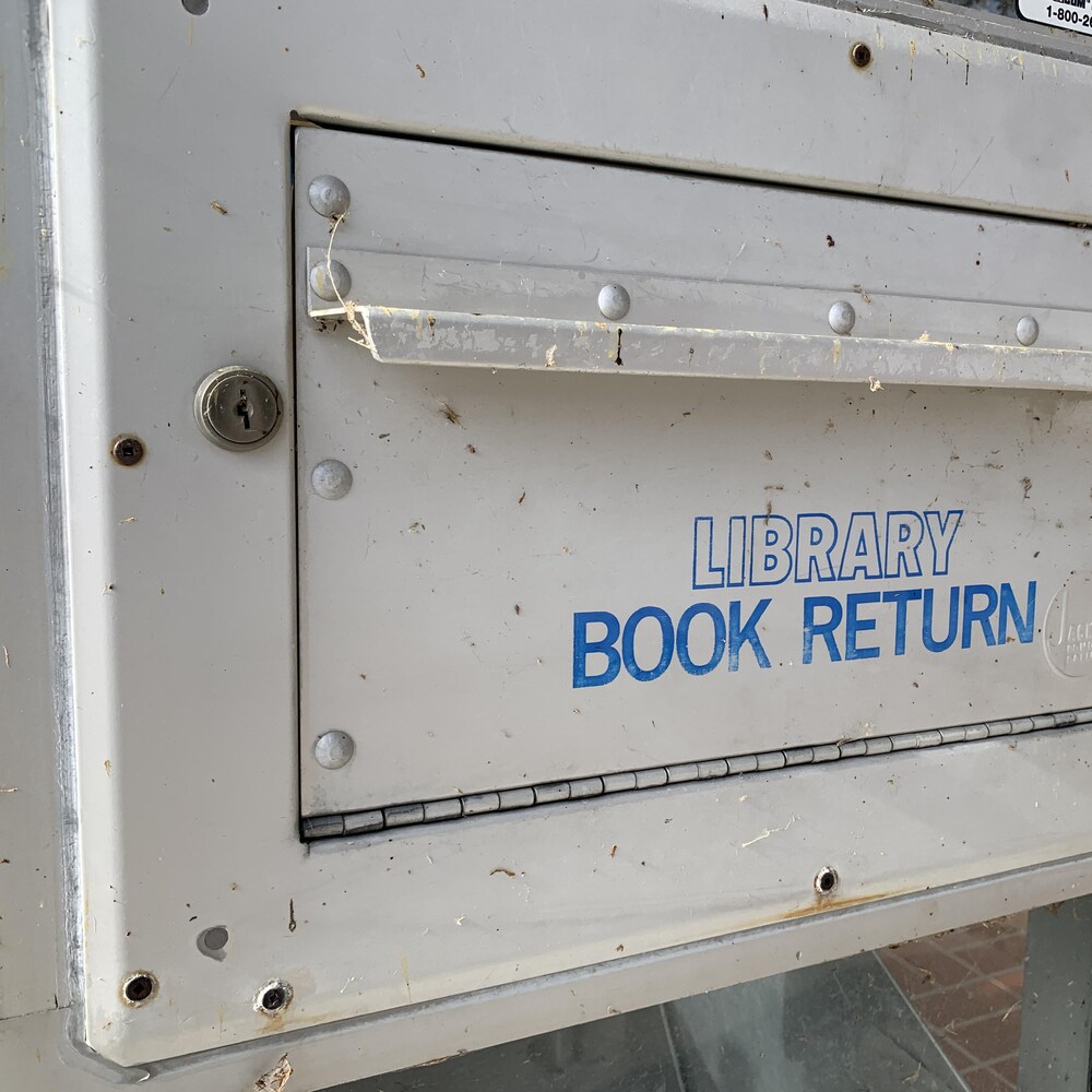 Une boîte pour retourner des livres