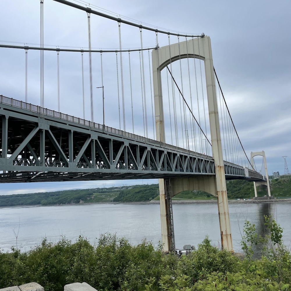 Le pont Pierre-Laporte emjambe le fleuve Saint-Laurent entre les villes de Québec et de Lévis.