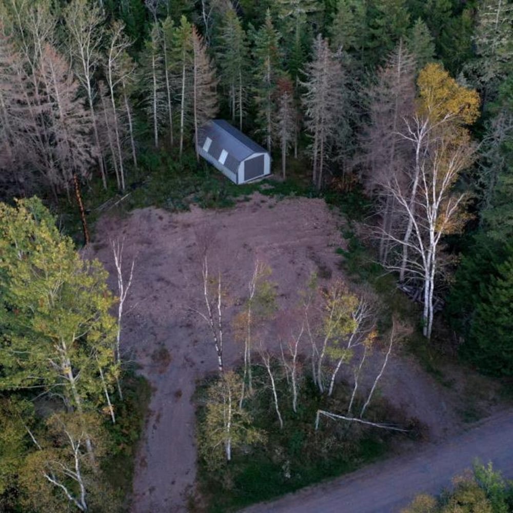 Une vue aérienne du terrain où existait autrefois la maison de Dawn Madsen et Frank Gulenchyn, rasée par un incendie.