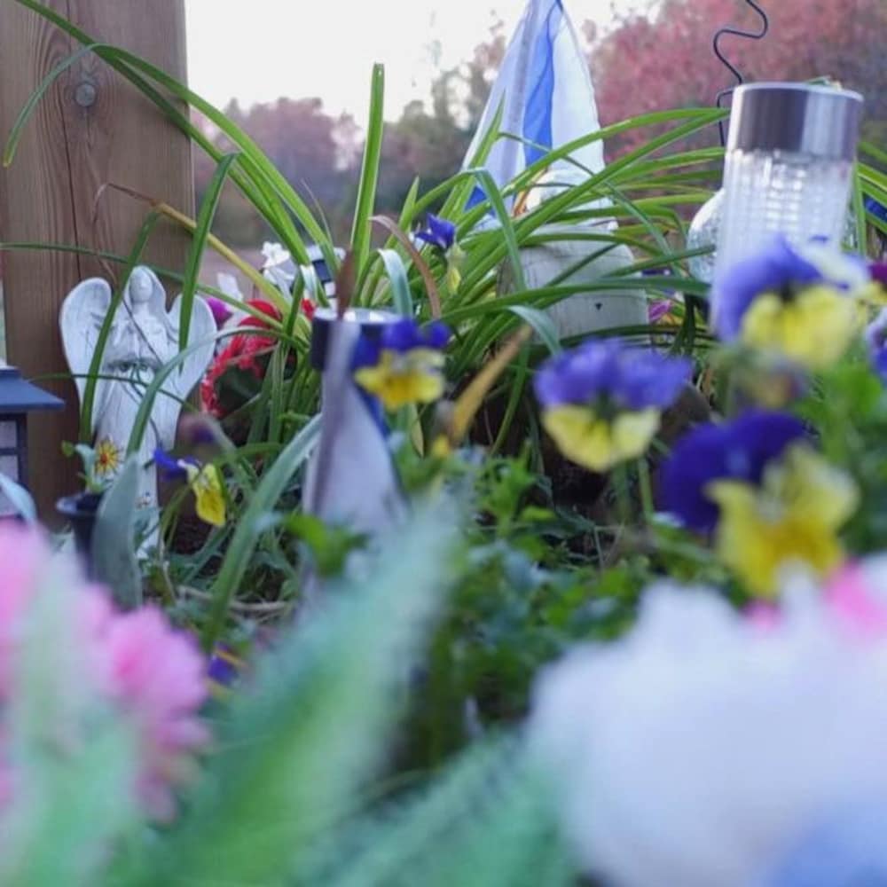 Un mémorial pour Kristen Beaton en bordure de route où elle a été tuée.