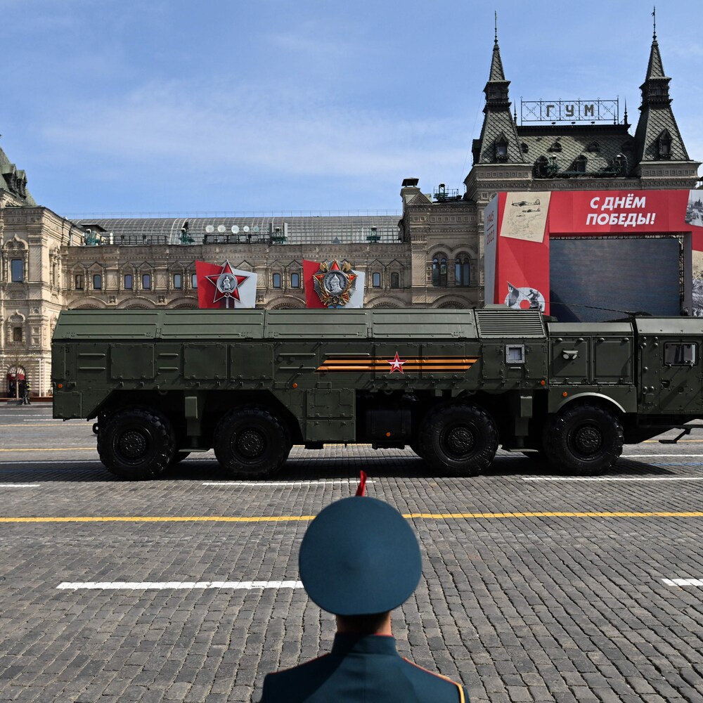 Un porte-missiles Iskander défile sur la place Rouge.
