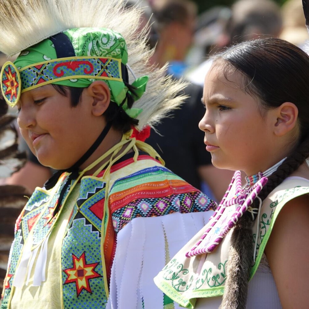 Un garçon et une fille en habit traditionnel.