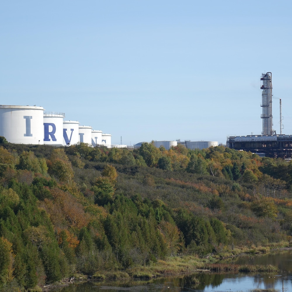 La raffinerie et les réservoirs de pétrole d'Irving Oil à Saint-Jean.