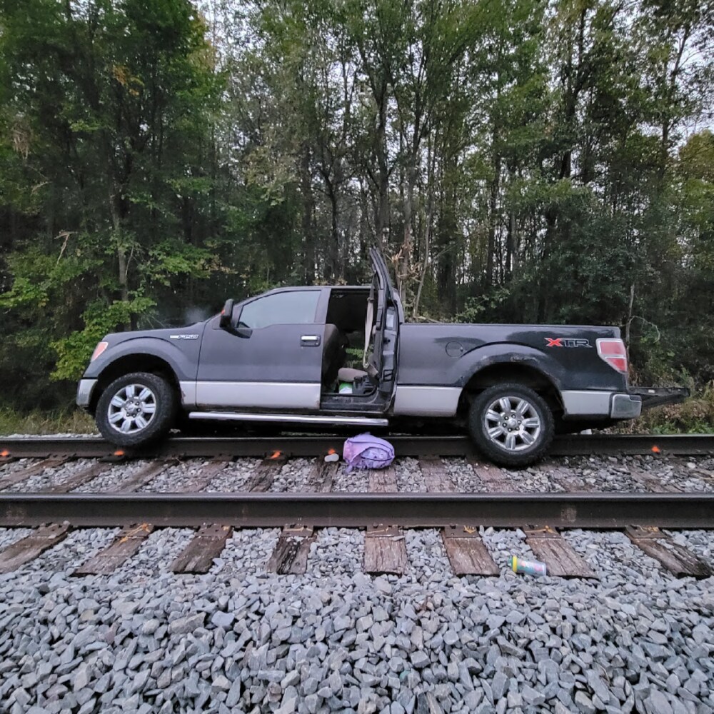 Une voiture bloquée sur des rails.