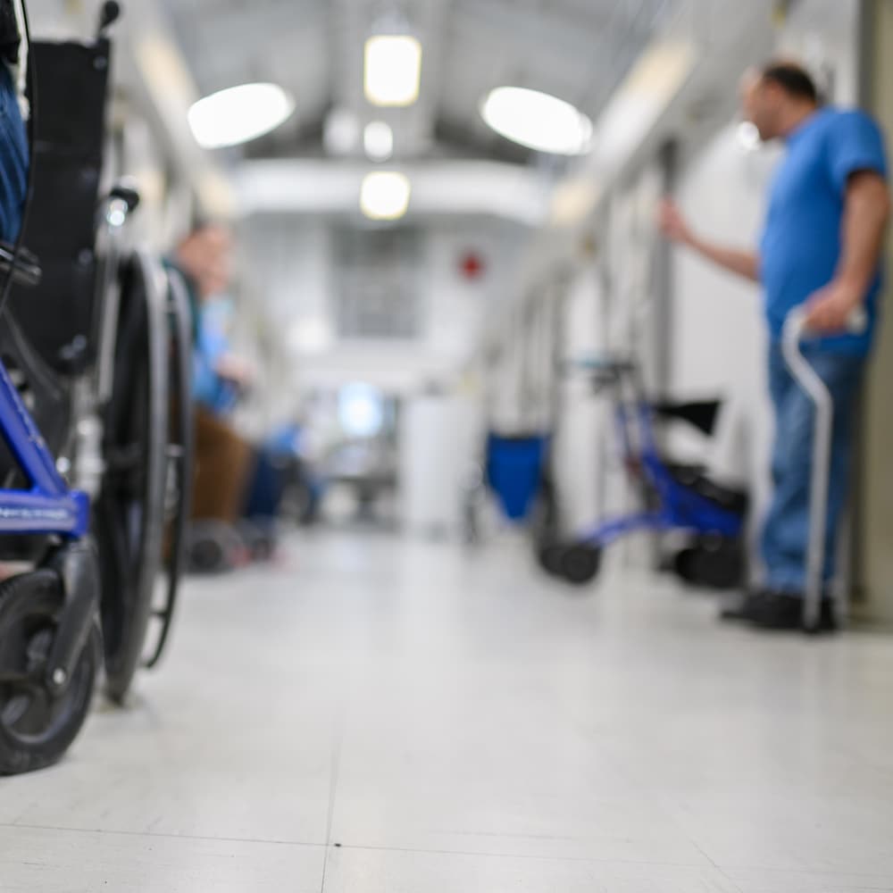 Des détenus ayant des problèmes de mobilité discutent dans un couloir d’un pénitencier fédéral de Laval, au Québec
