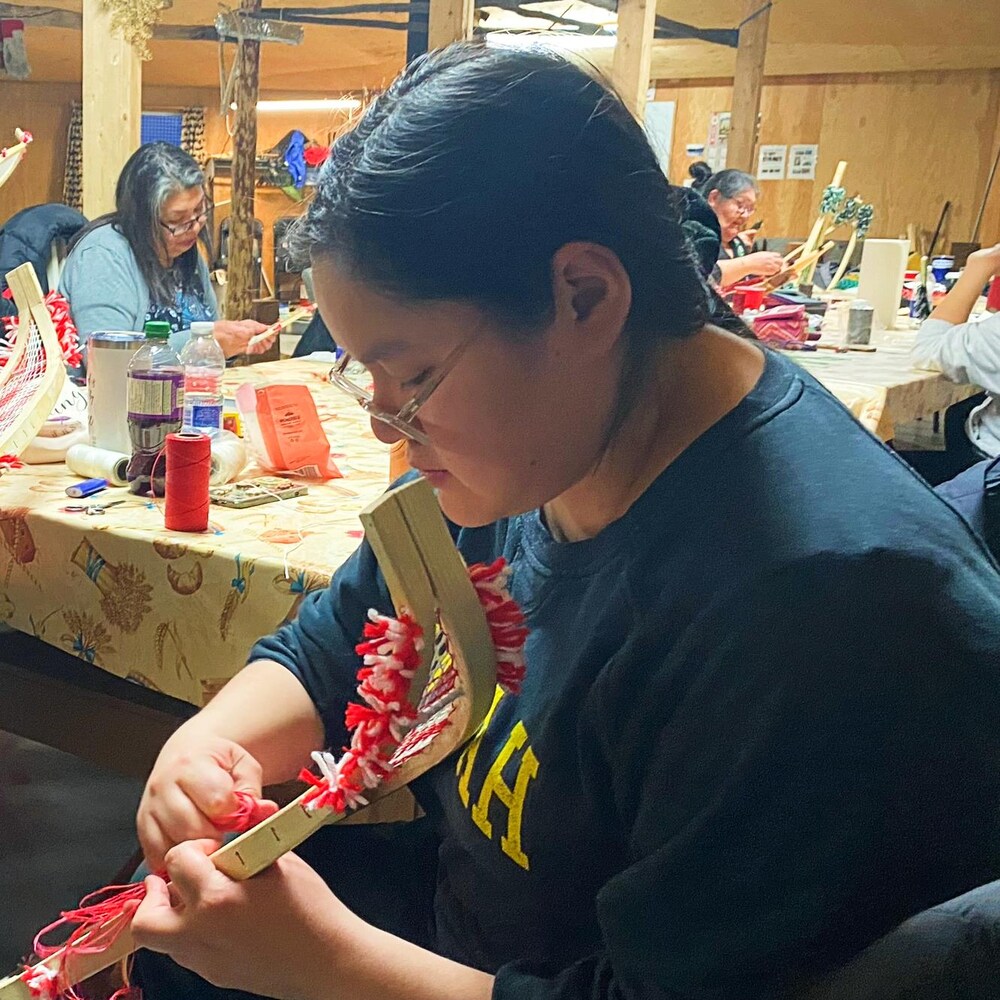 Des femmes fabriquent des raquettes traditionnelles.