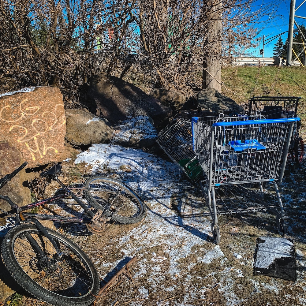 Trois paniers et un vélo abandonné sur le bord d'un sentier.