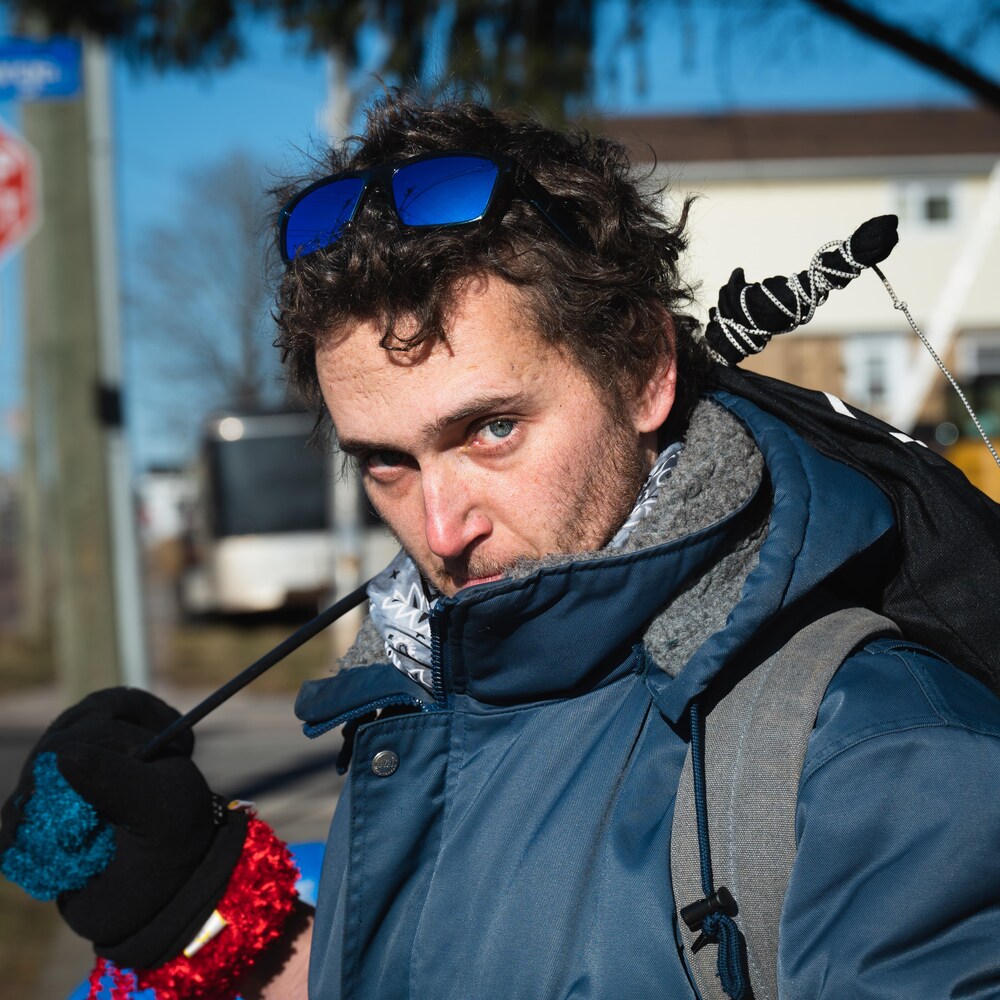 Stephen Chase donne un regard à la caméra.
