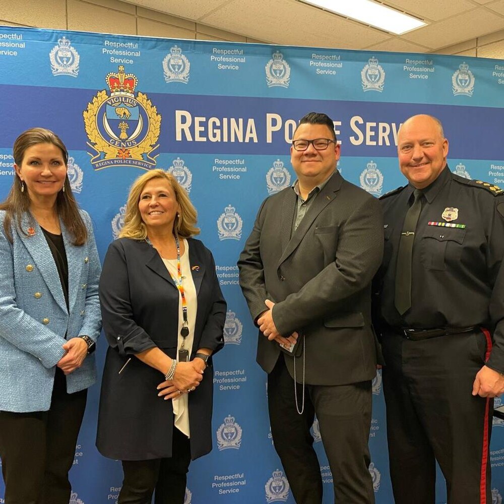 La mairesse de Regina, Sandra Masters, la conseillère Lori Bresciani, le président du conseil des commissaires de police, Jada Yee, et le chef du Service de police de Regina, Evan Bray.