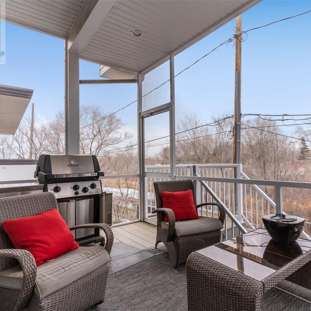 Un balcon avec du mobilier de jardin et un barbecue.