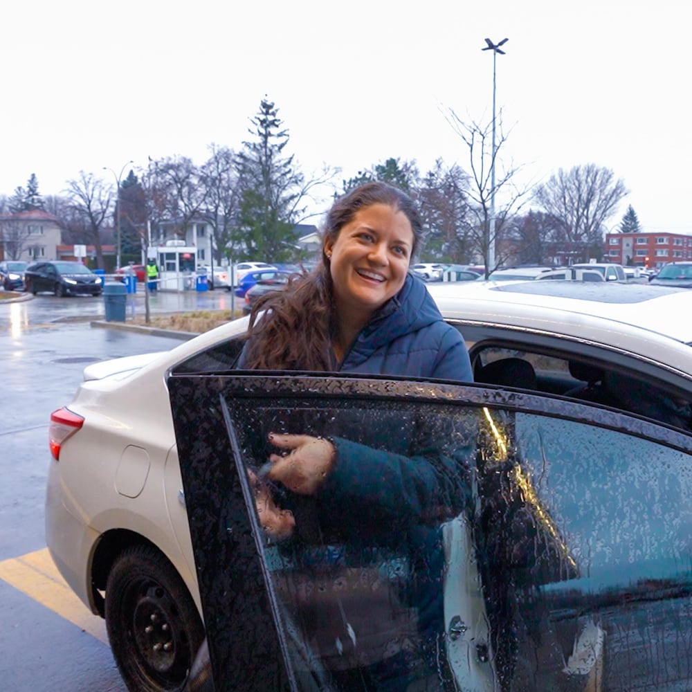 Judith sort de sa voiture.