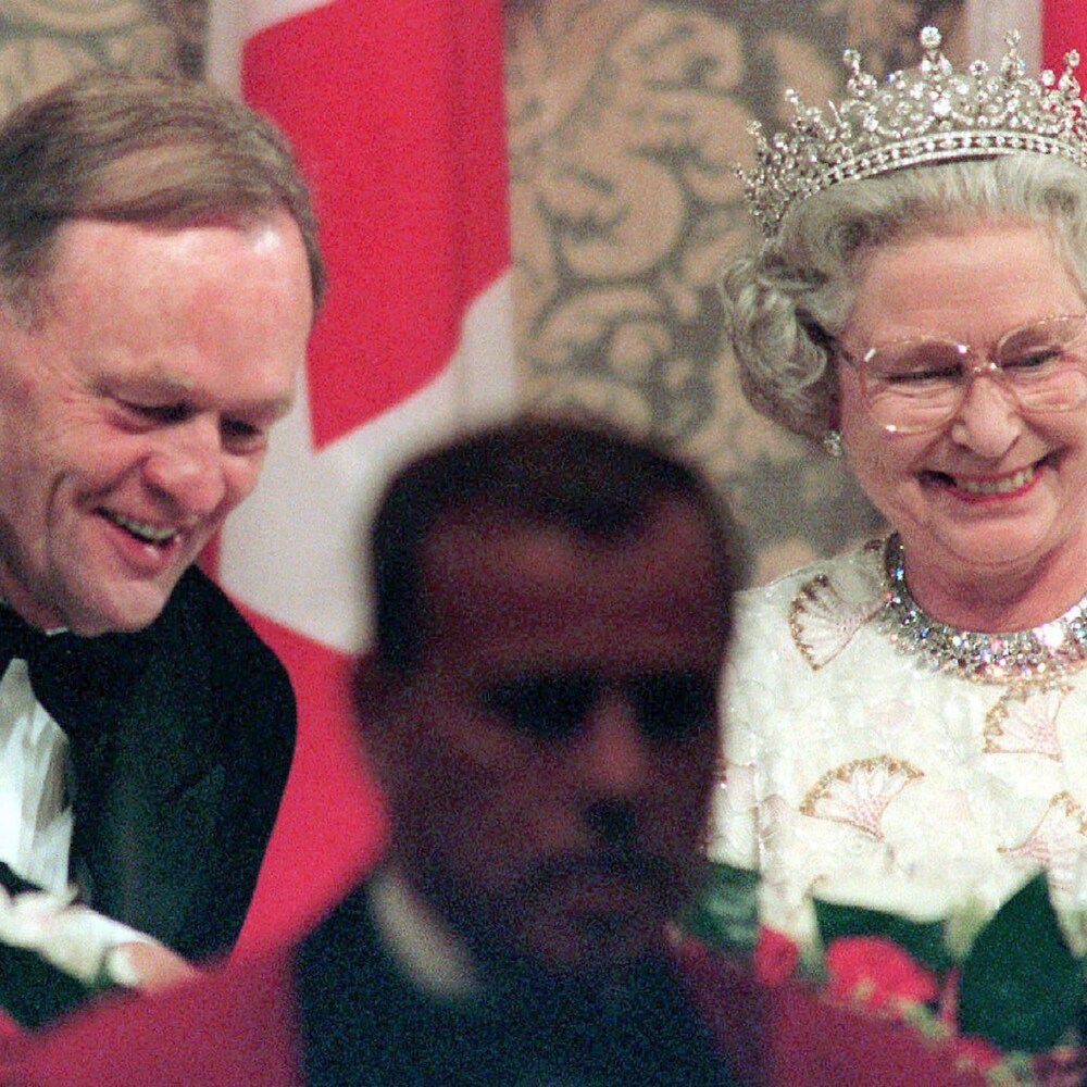Un homme et la reine rit.