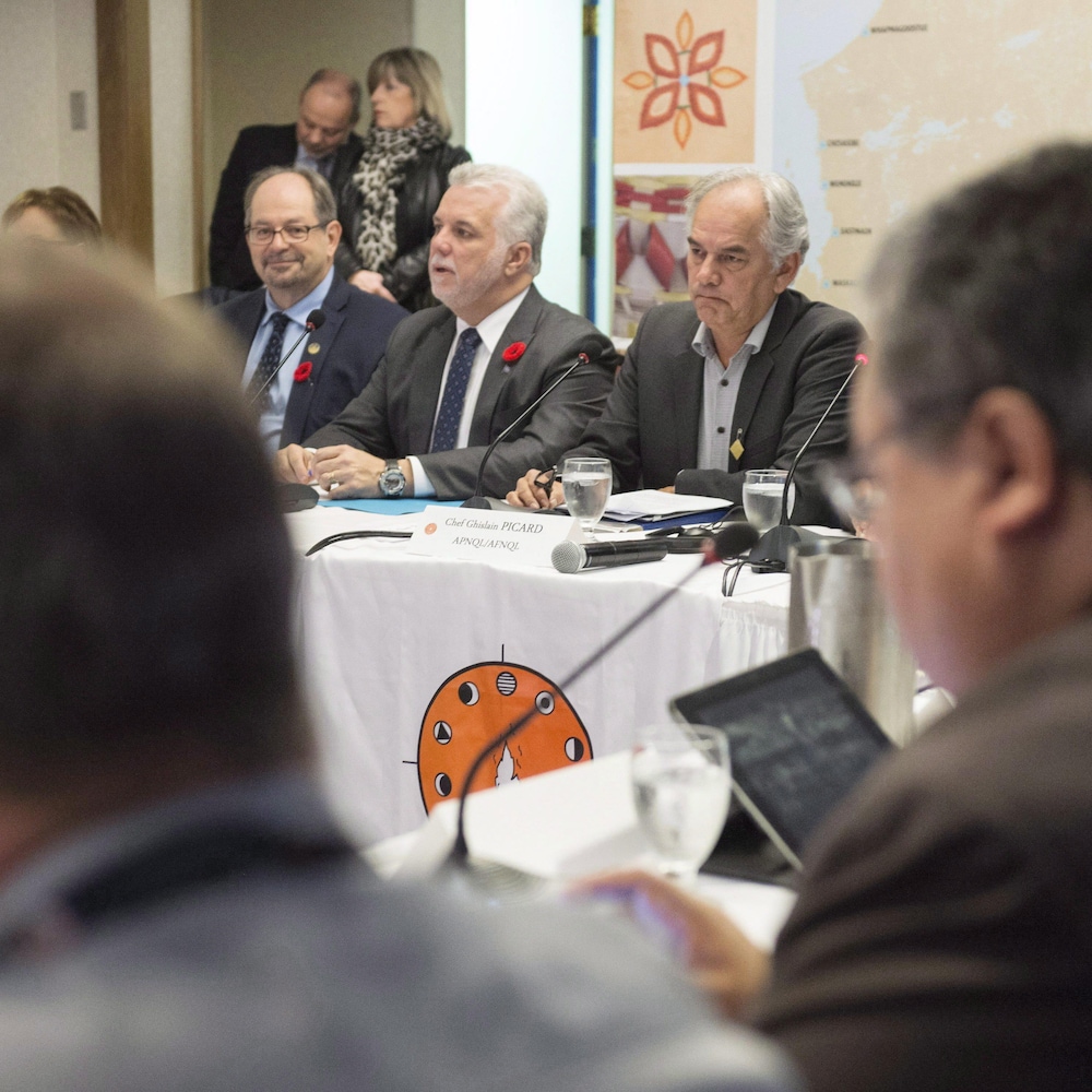 La rencontre du 4 novembre 2015, à la suite de la crise de Val-d'Or, entre le premier ministre Philippe Couillard et les chefs autochtones de l'Assemblée des Premières Nations du Québec et du Labrador (APNQL) à Montréal. 