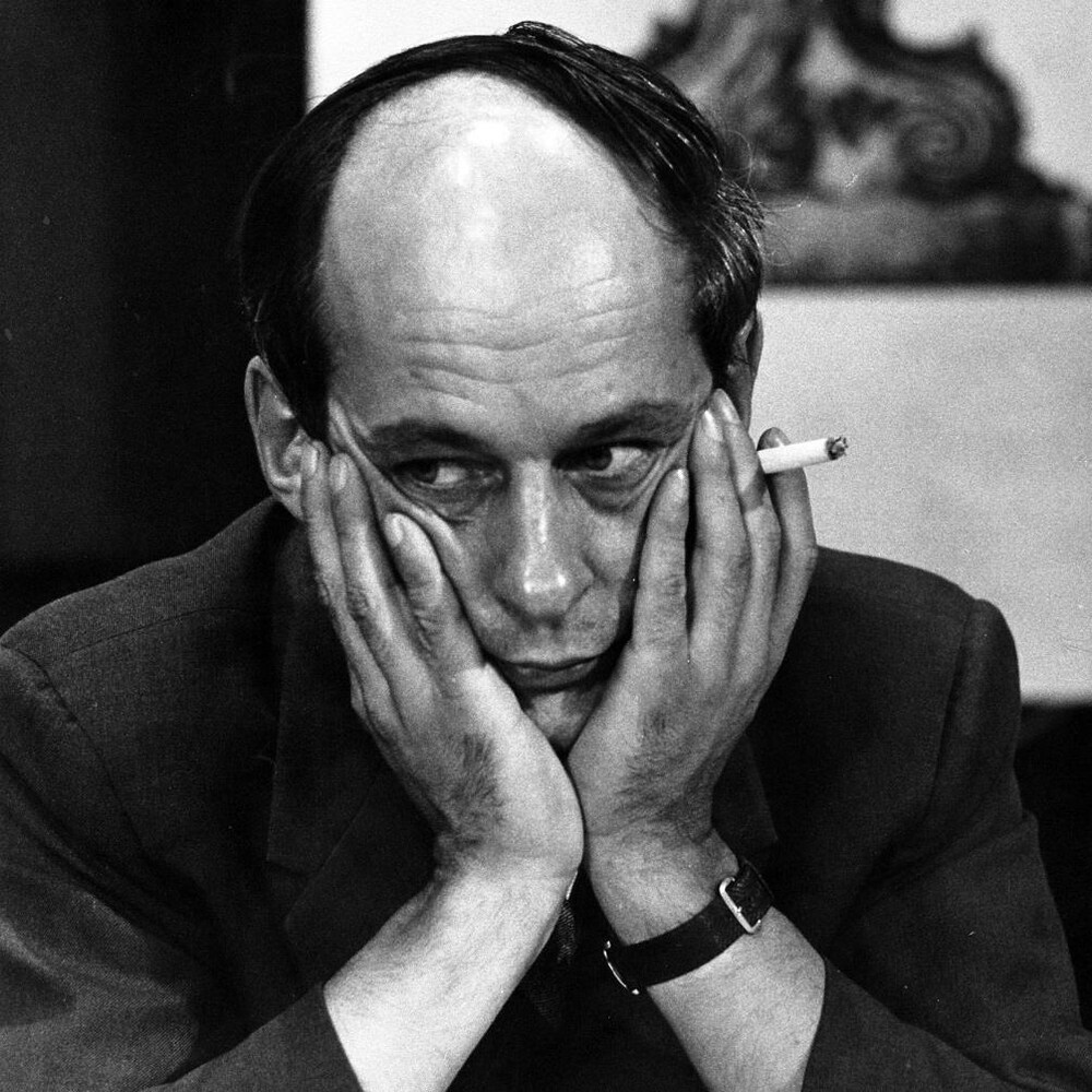 L'animateur René Lévesque, l'air pensif, son visage appuyé et encerclé de ses mains, une cigarette entre les doigts.