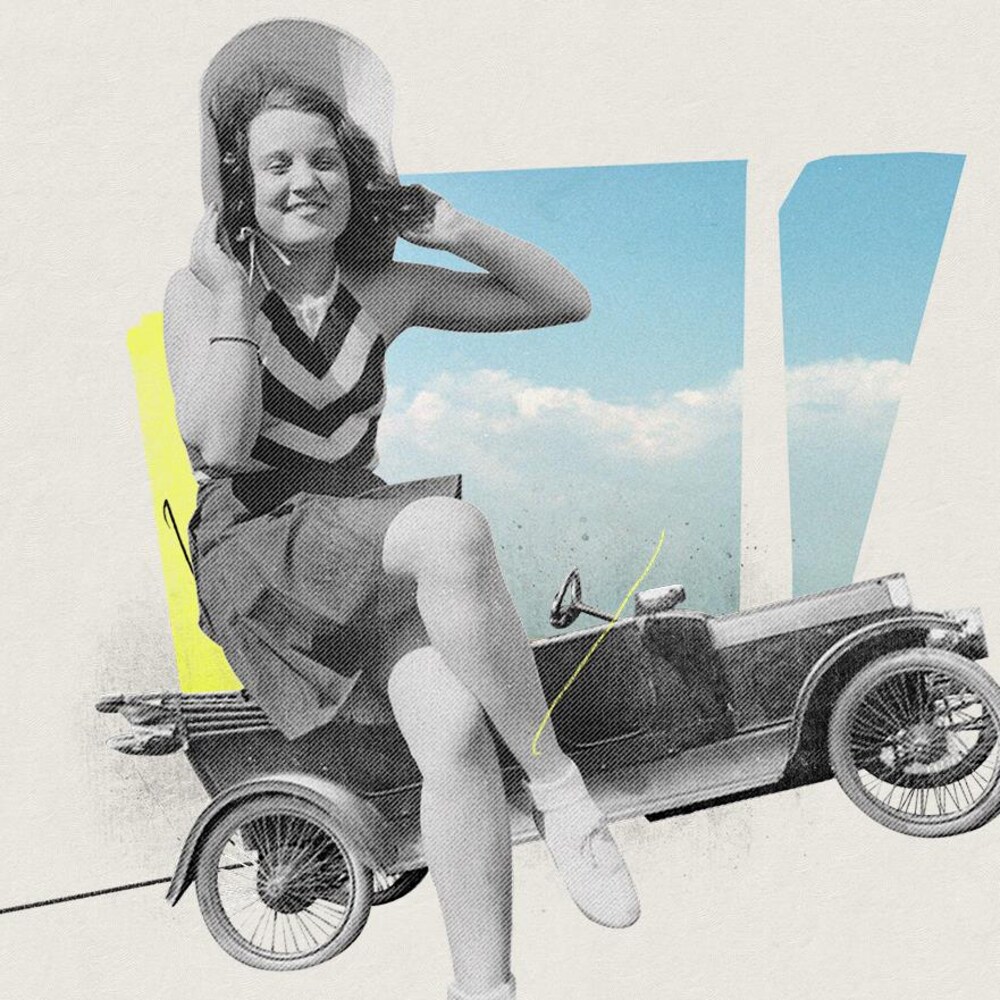 Illustration représentant une femme tenant un chapeau devant une voiture ancienne.