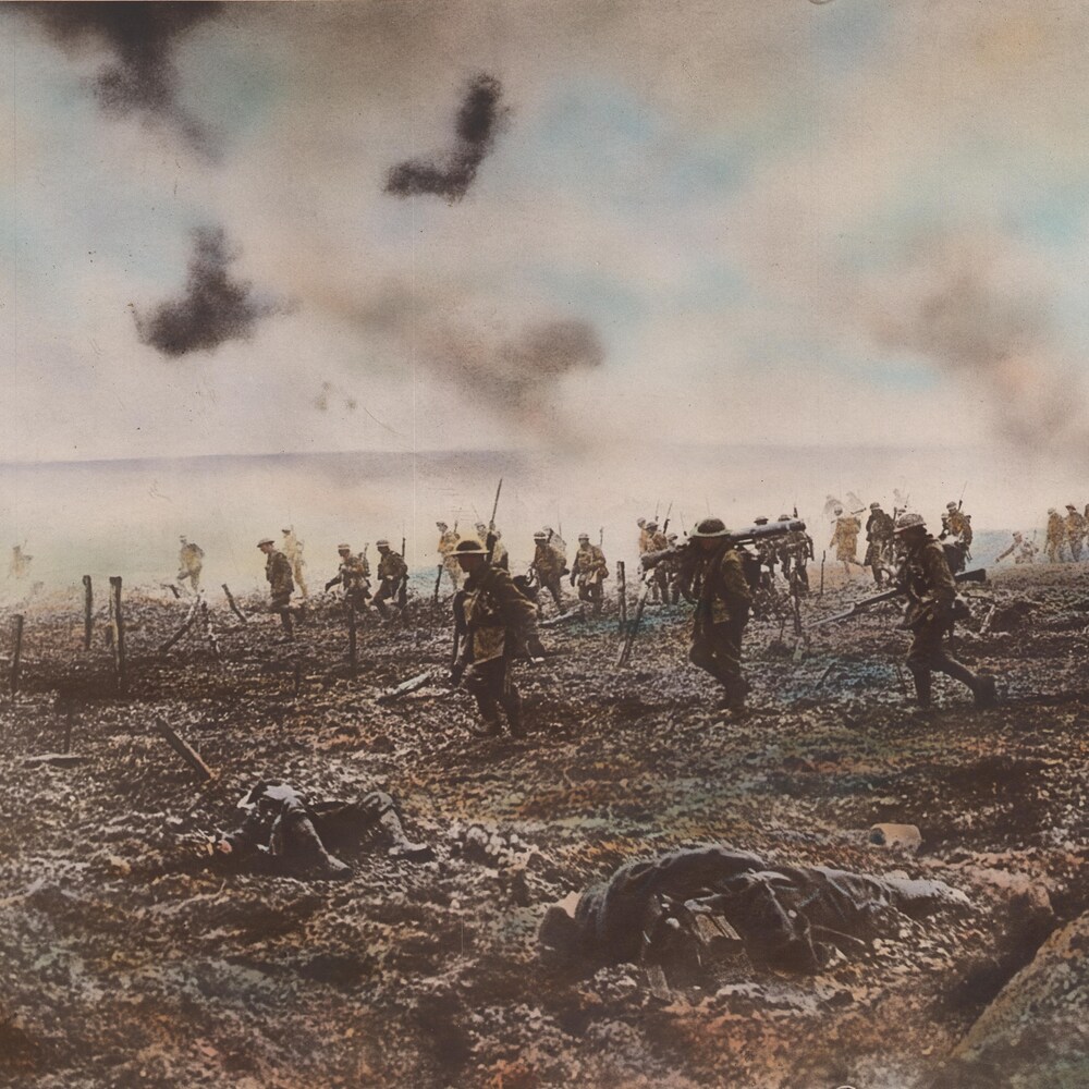 La photo colorisée montre des soldats avançant sur le champ de bataille.
