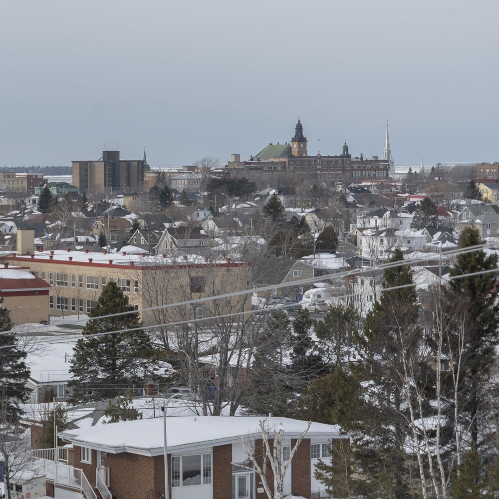 Un point de vue du centre-ville de Rimouski, sous la neige.