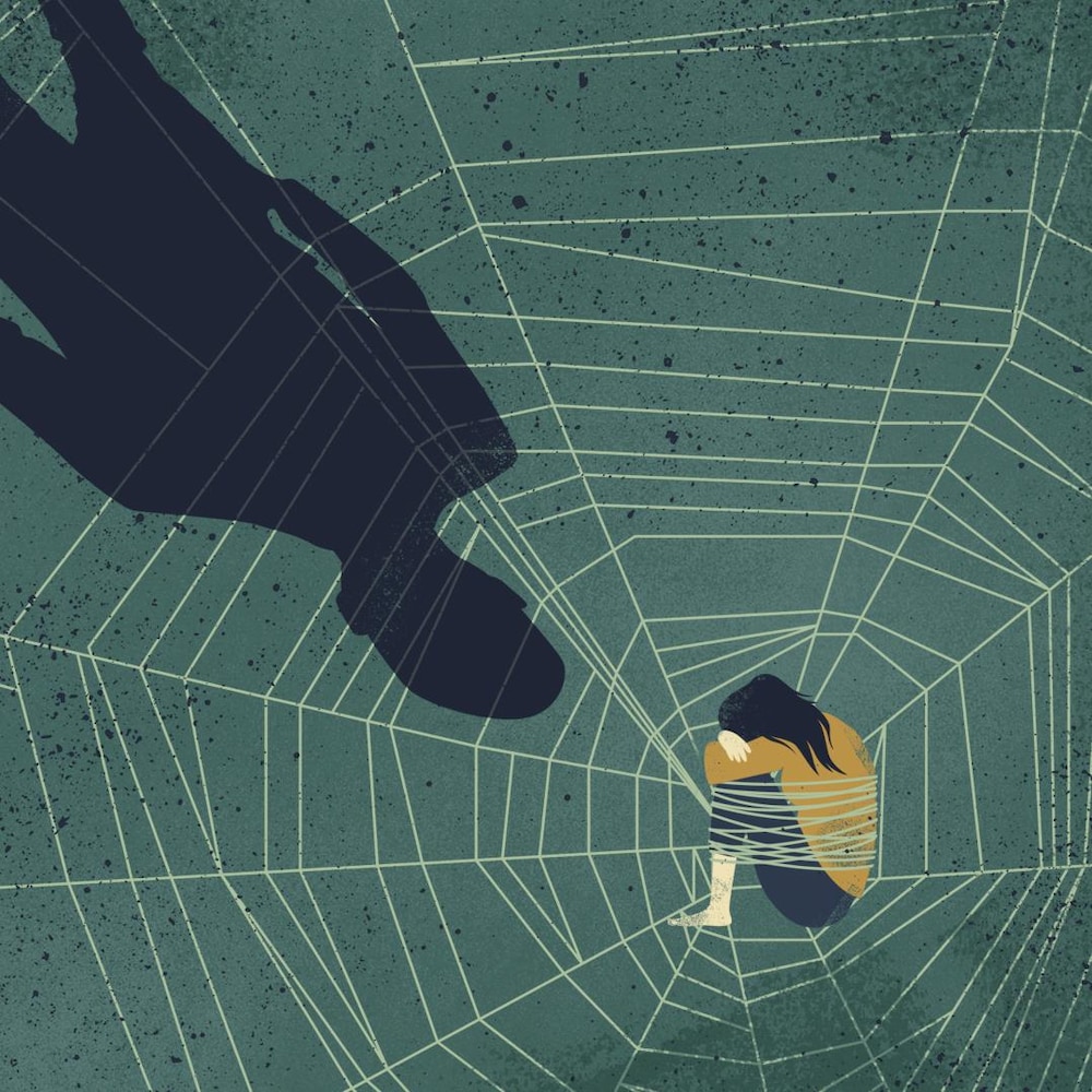 Illustration d'une femme recroquevillée prise au centre d'une toile d'araignée sous l'ombre d'une silhouette masculine rigide.