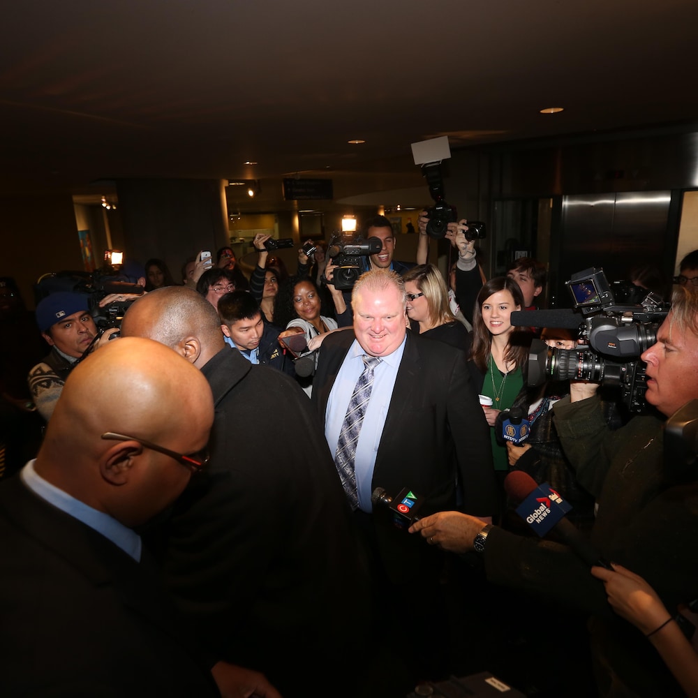 Le maire Rob Ford entouré de journalistes et de gardiens de sécurité.