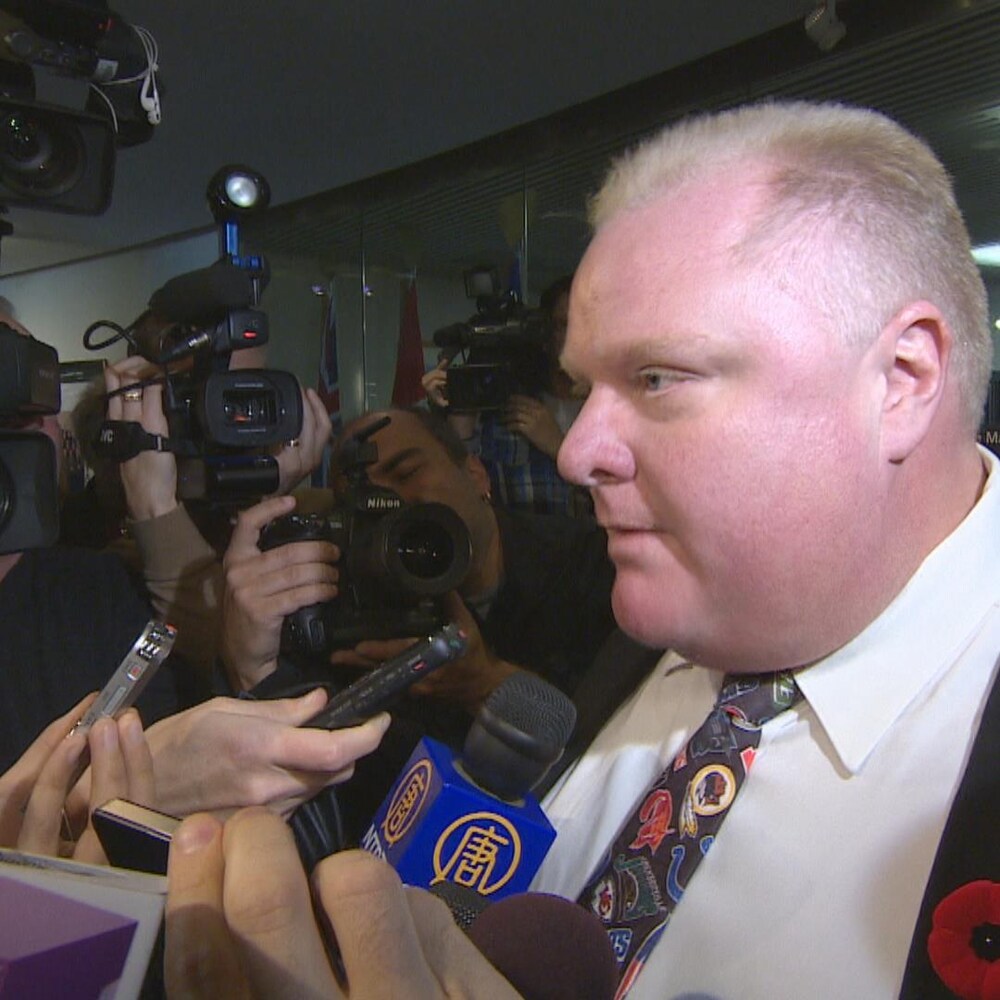 Rob Ford répond à des dizaines de journalistes, micros tendus à quelques centimètres de son visage.