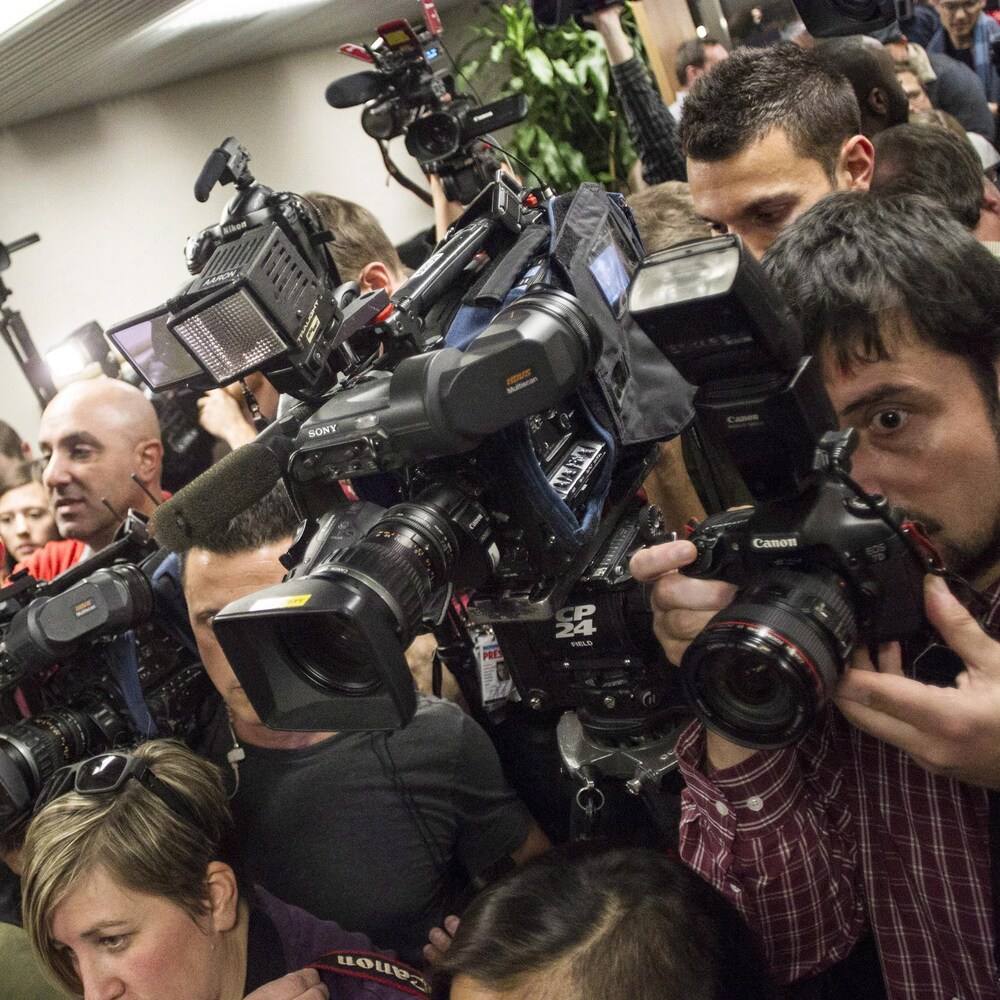 Des dizaines et des dizaines de membres des médias, caméra devant les yeux, sont prêts à recueillir une image ou un commentaire du maire.