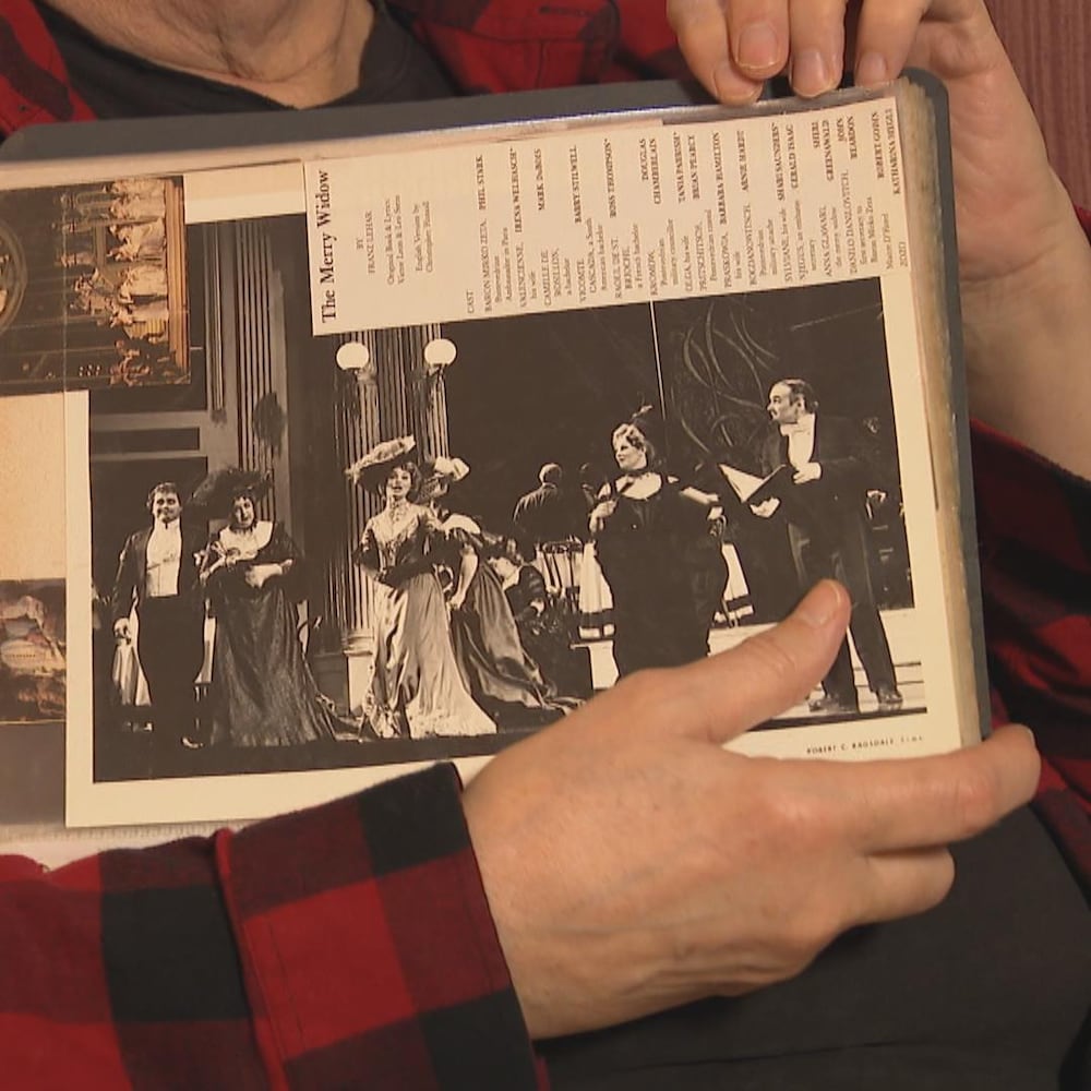 Robert Godin montre des photos d'un spectacle appelé The Merry Widow.