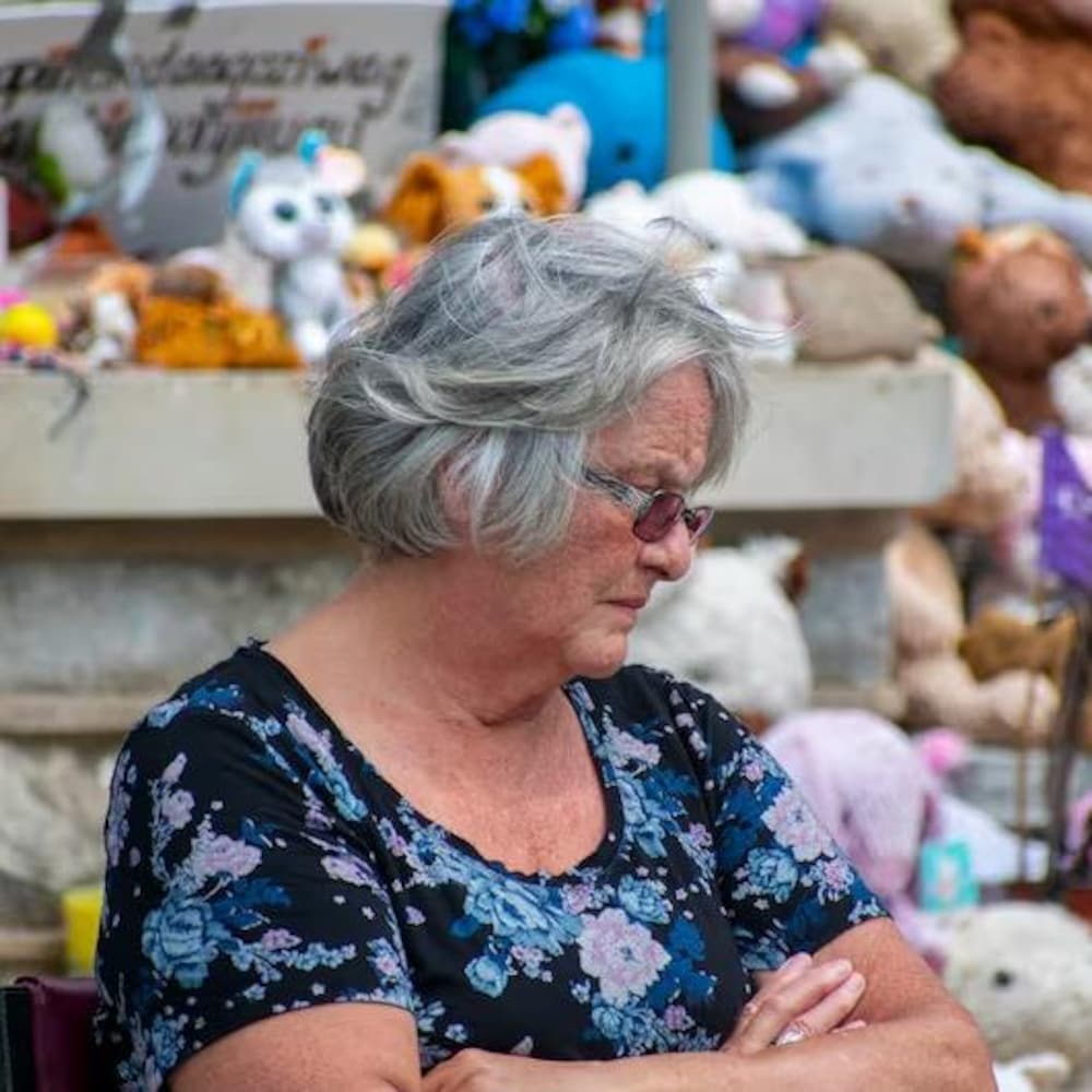 Roberta Hill devant les marches couvertes de peluches.