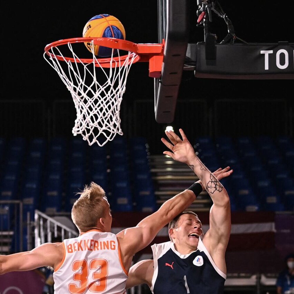 Pinag-aagawan nina Ross Bekkering at Stanislav Sharov ang bola sa basketball court.