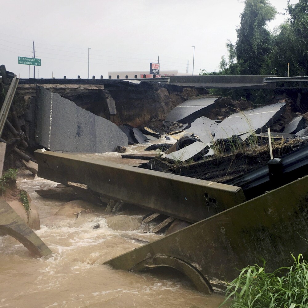 Les eaux ont emporté une autoroute à Rosenberg, près de Houston.