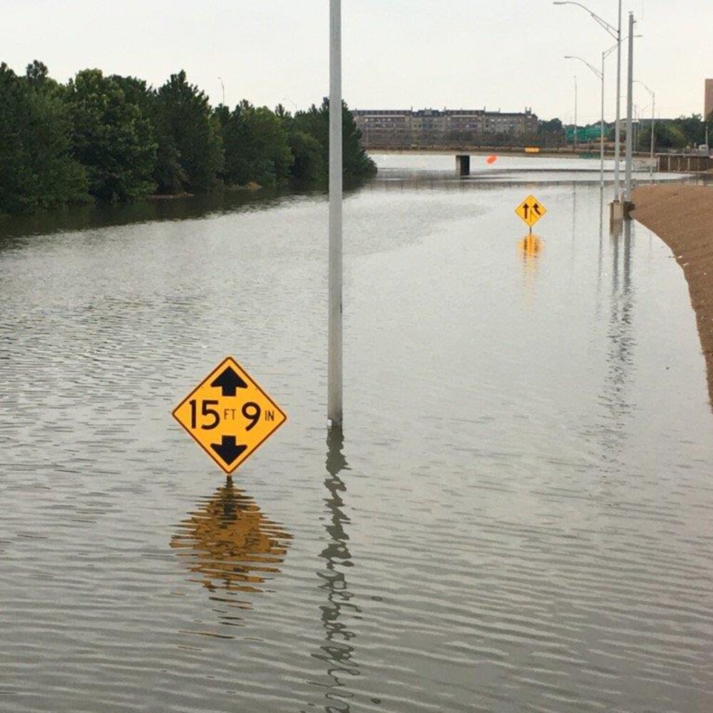 Le niveau de l'eau atteint près de 4,5 mètres sur cette autoroute au centre-ville de Houston.