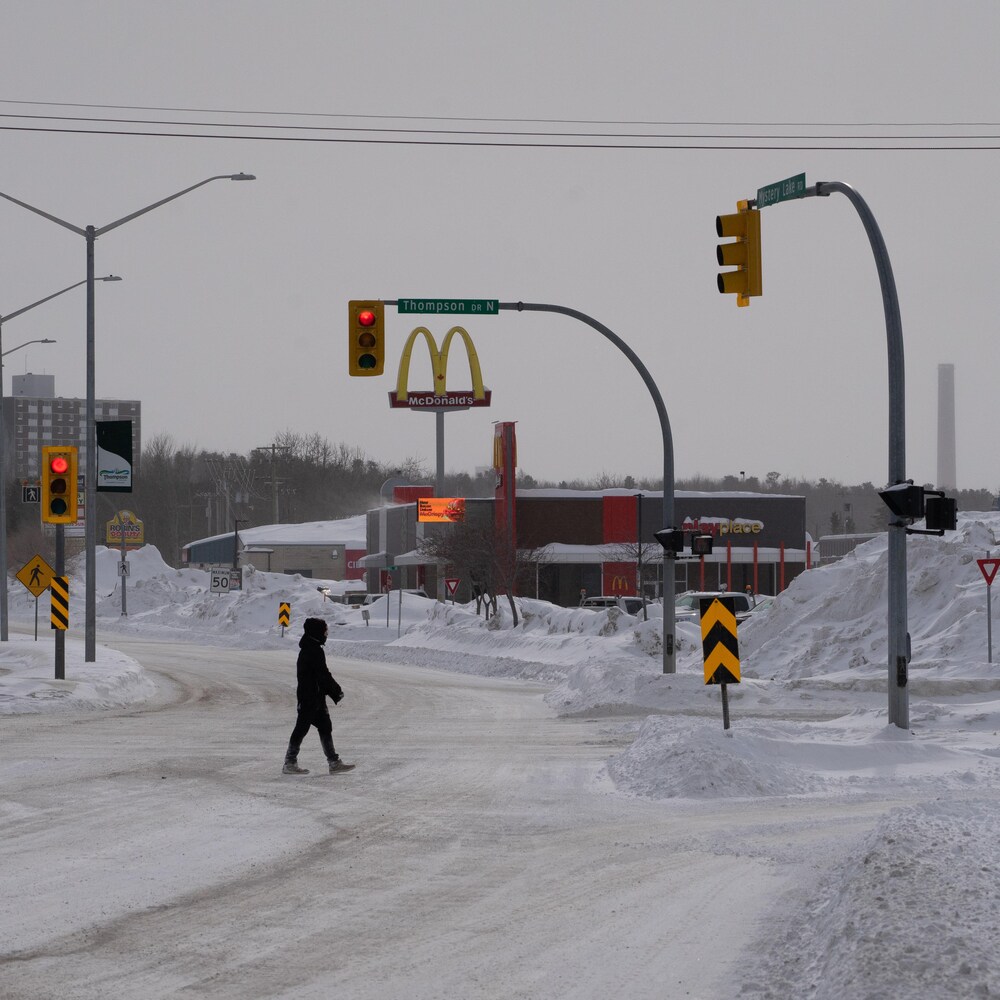 Une rue en hiver à Thompson au Manitoba