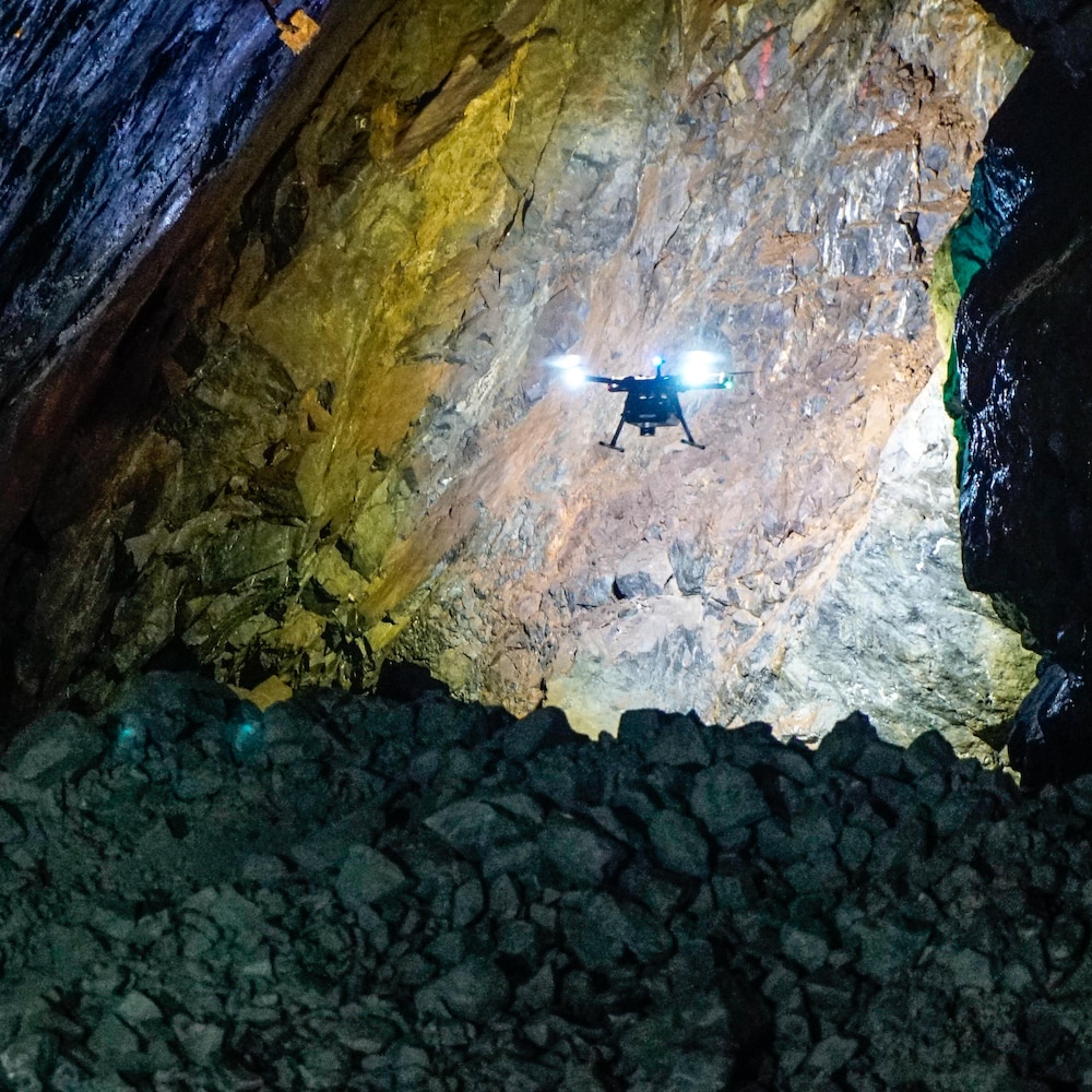 Un drone vole dans la cavité d'une mine de Rocmec 1 à Rouyn-Noranda.