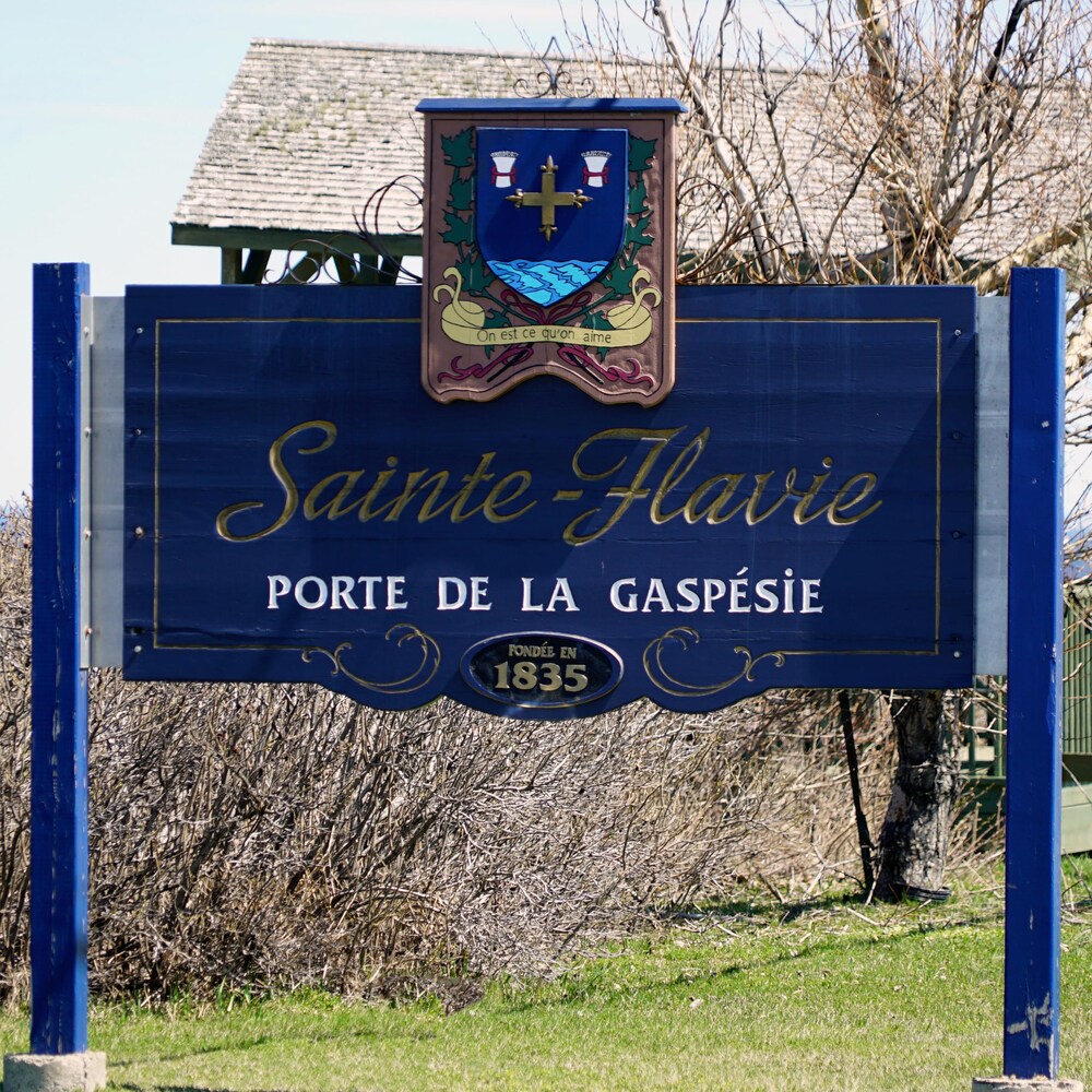 Un panneau annonce l'entrée de la municipalité de Sainte-Flavie, dite la « Porte d'entrée de la Gaspésie ».