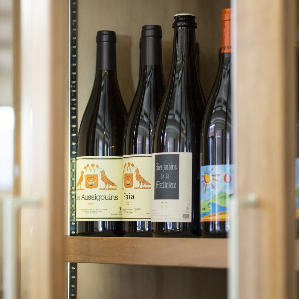 Des bouteilles de vin provenant de l'importation privée sont placées dans un présentoir de restaurant.