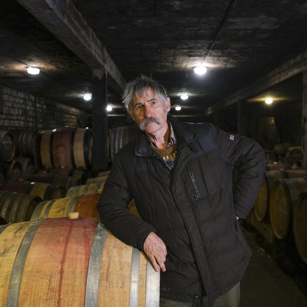 Jean-Claude Rateau dans la cave à vin de son vignoble, en Bourgogne.