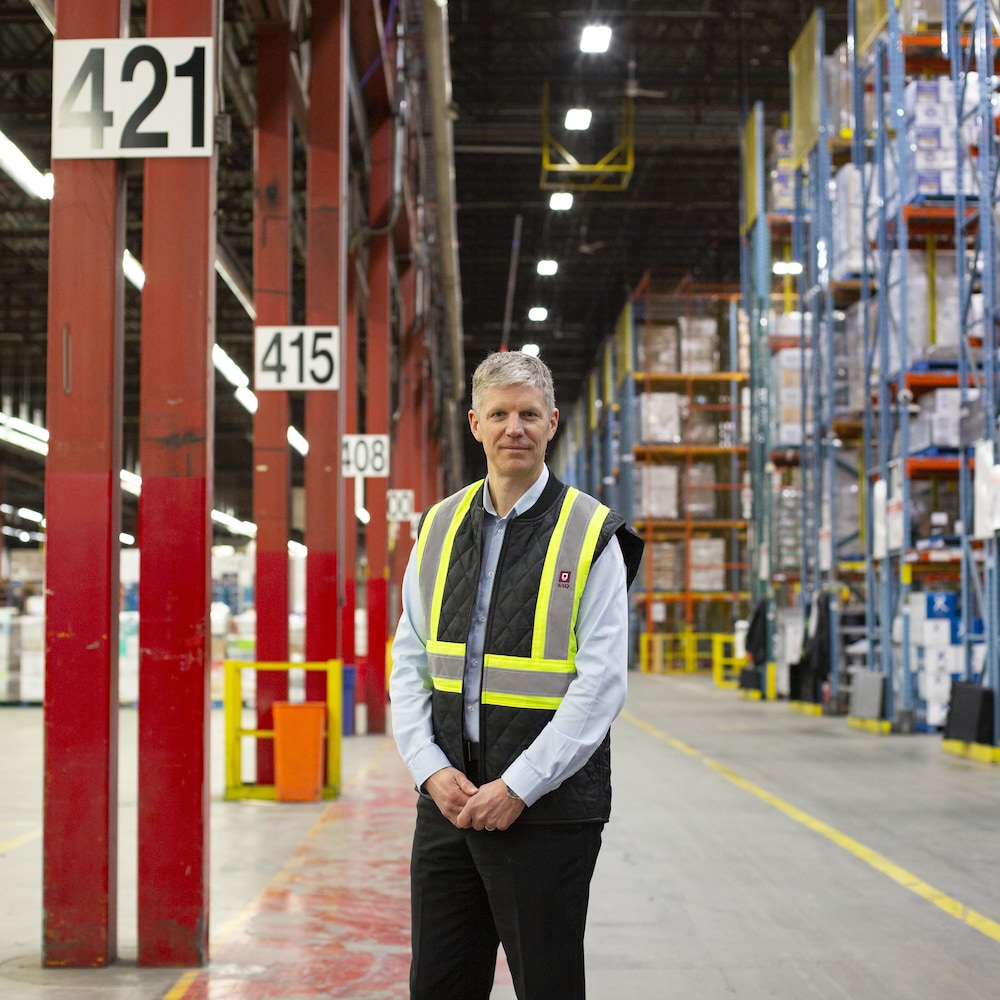 Le vice-président de la SAQ, Luc Bourdeau, dans l’entrepôt de la société d’État à Montréal.
