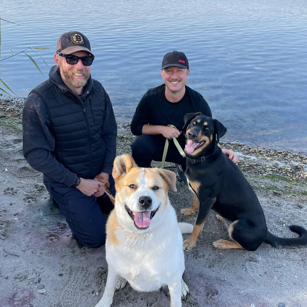 Stephen Olshefsky et son mari avec leurs deux chiens.