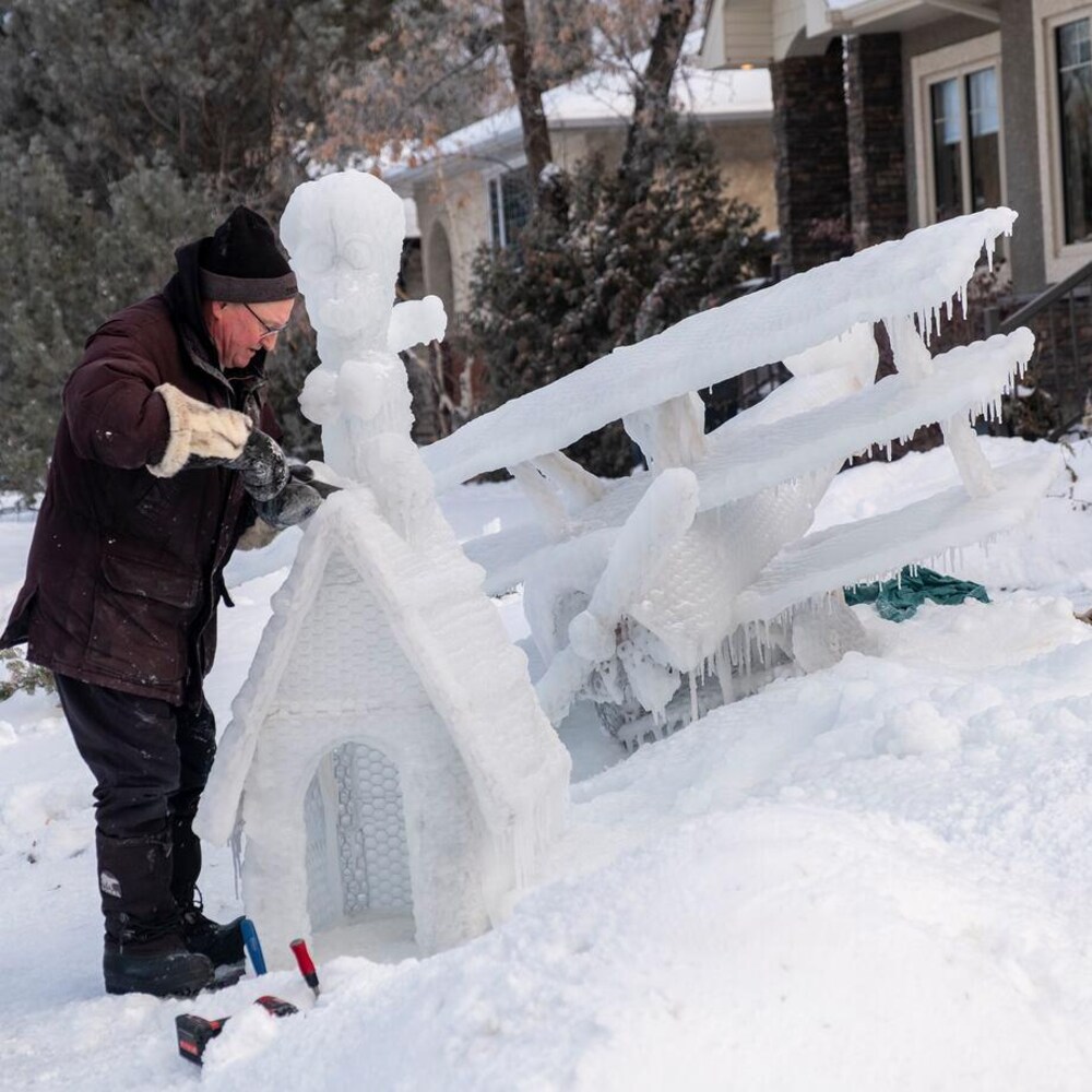 Don Greer façonne sa sculpture de glace dans sa cour avant sur King Crescent.