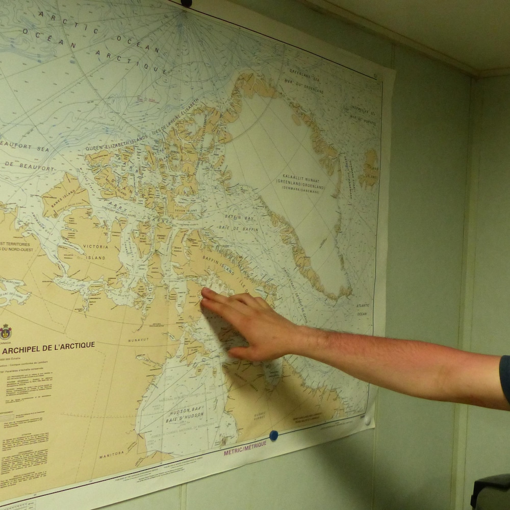 Le Nord, c'est imprévisible, dit le troisième officier du Sedna, Maxime Cormier, en montrant une carte de l'Arctique.