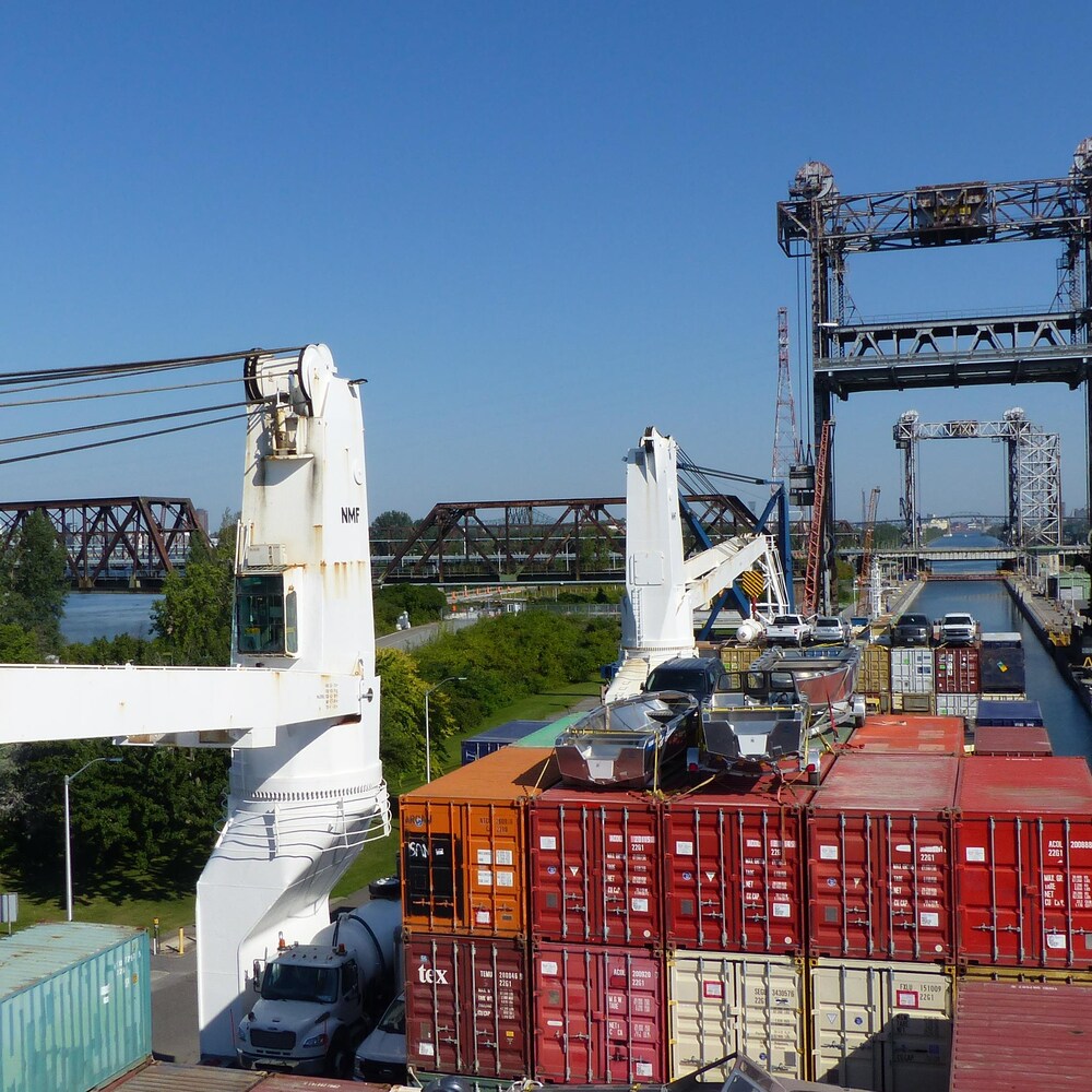 Le cargo Sedna approche de l'écluse de Saint-Lambert dans la voie maritime.