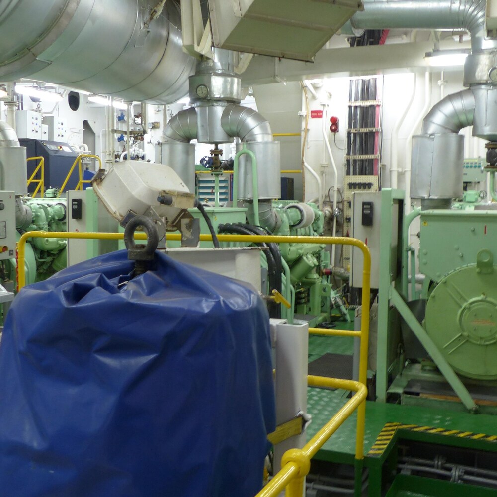 Salle des machines du Sedna avec deux génératrices en arrière-plan.