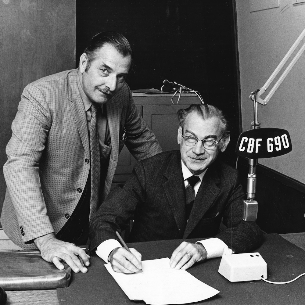 Deux hommes derrière un micro qui porte l'inscription CBF690