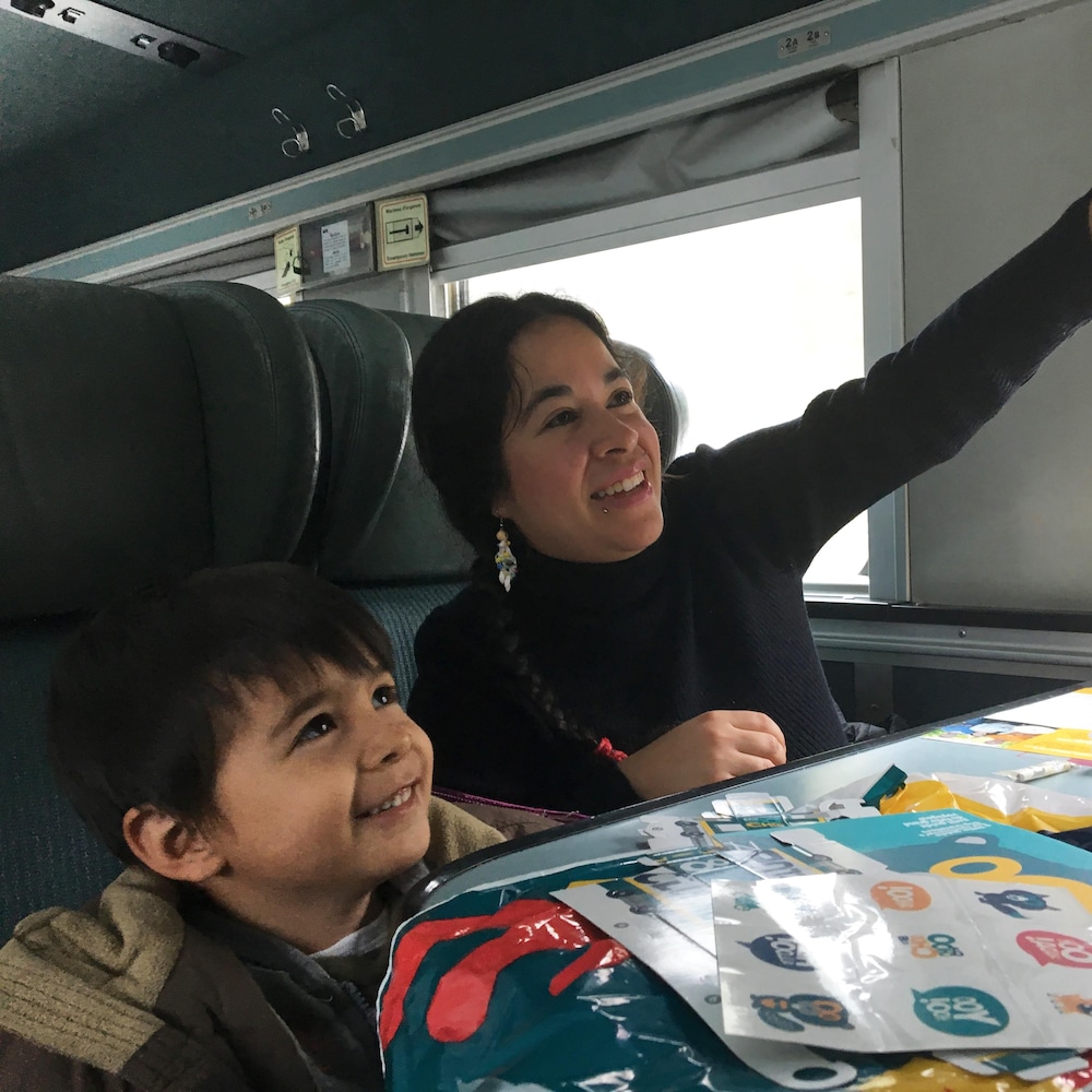 Jibran et sa mère Ana-Lisette dans le train.