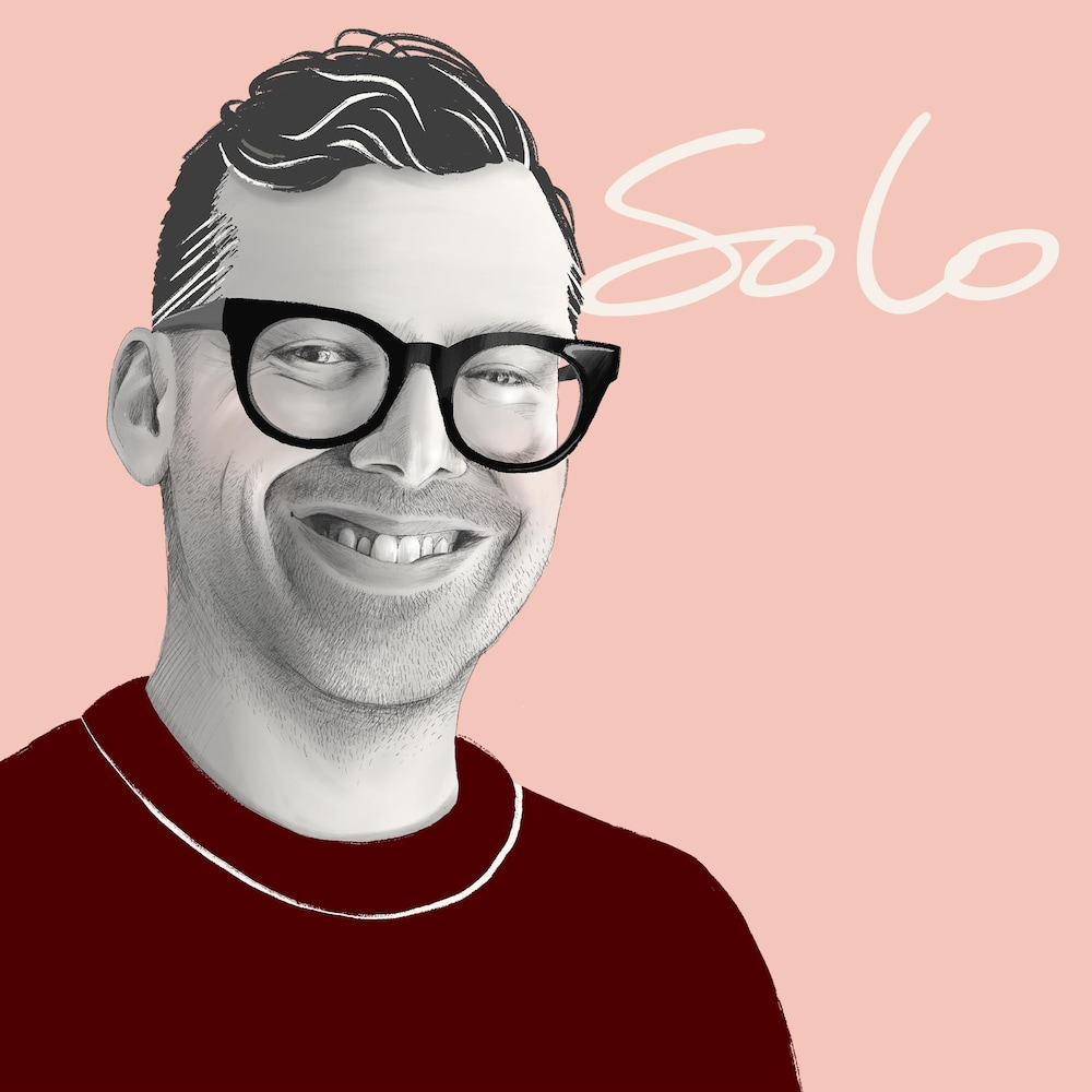 Simon Boulerice est représenté au trait de crayon. Il porte des lunettes noires. Derrière lui, on voit le logo de Solo.