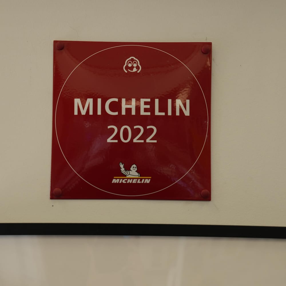 Une plaque rouge sur laquelle on peut lire Michelin 2022.