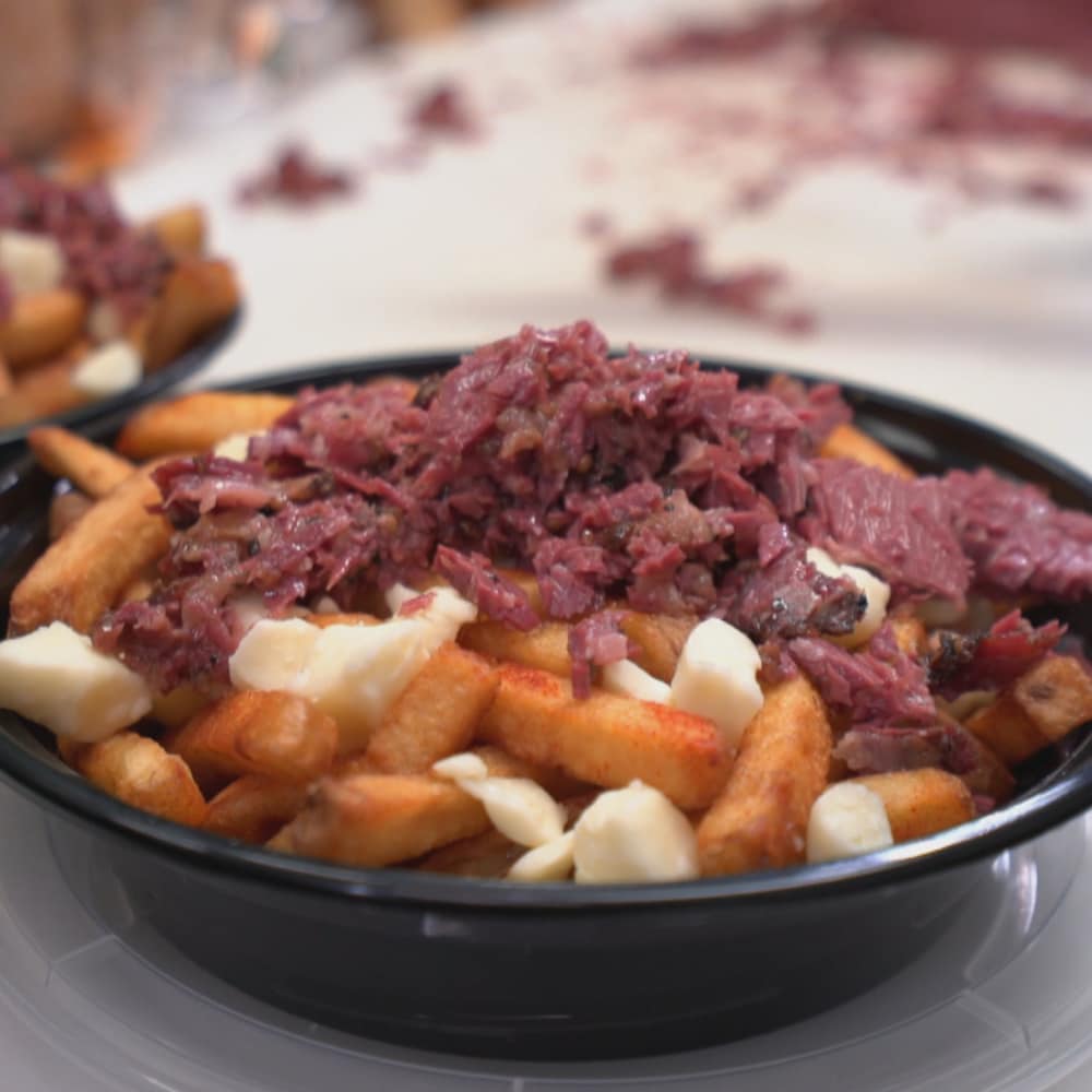 Deux poutines à la viande fumée.