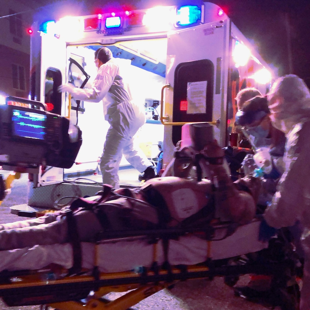 Une équipe d'ambulanciers tente de réanimer un homme retrouvé inconscient. 